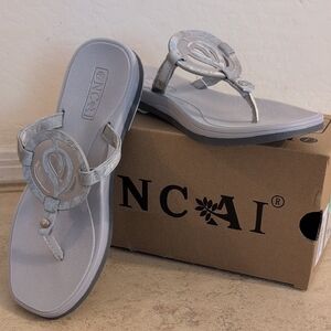 NWT Oncai Gray Flip Flop Sandals - Size 7.5
